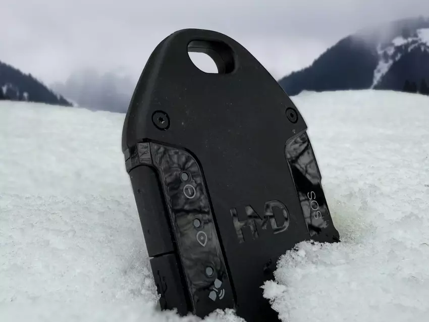 HMD OffGrid in de sneeuw midden in een bergachtig gebied