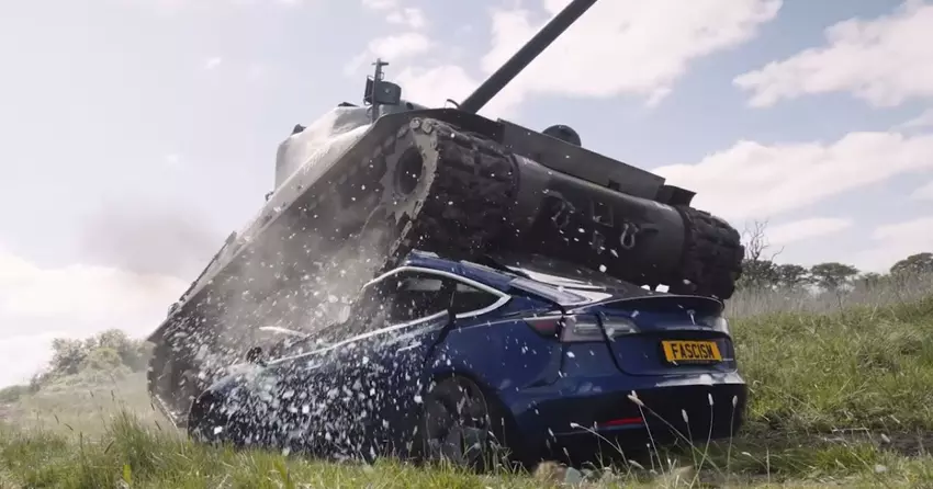 Video: Tweede Wereldoorlog veteraan verplettert Tesla Model 3 met een Sherman tank