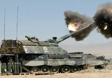 Een Duitse Panzerhaubitze 2000 houwitser vernietigde ...