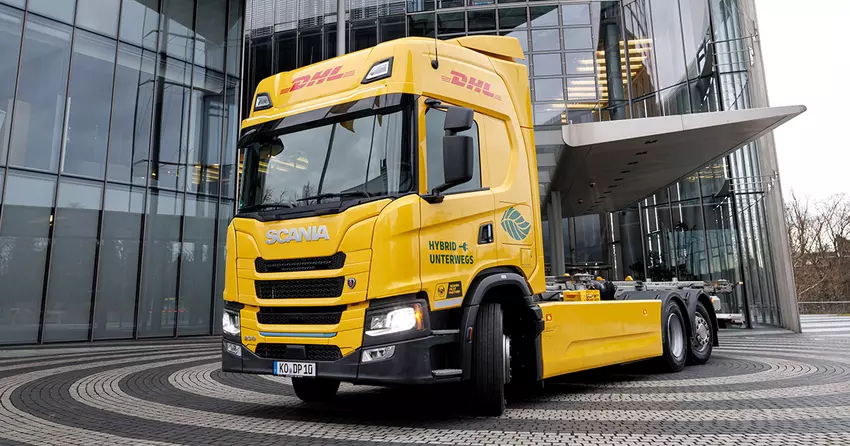 Tot 800 km rijbereik en tanken bij elk benzinestation: Scania en DHL testen een elektrische truck met een benzinegenerator.