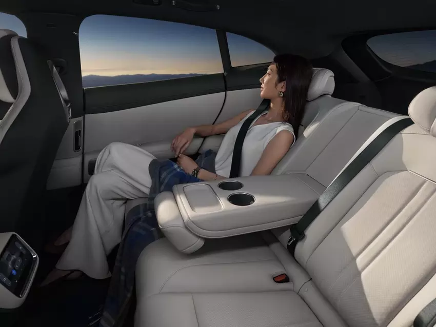 Second-row seats with adjustable backrest angles