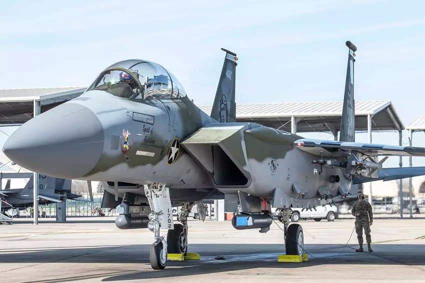 De Amerikaanse luchtmacht onthulde het F-15E Strike Eagle gevechtsvliegtuig in camouflage met de afbeelding van de piloot die 17 Duitse vliegtuigen vernietigde tijdens de Tweede Wereldoorlog.