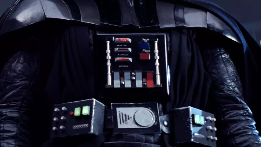 De borstplaat en instrumentenriem van Darth Vader als retrofuturistische voorbeelden