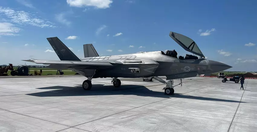 US Navy F-35C Lightning II gevechtsvliegtuig van de vijfde generatie maakte een pitstop op Wichita Dwight D. Eisenhower National Airport