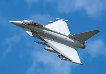 Britse Typhoon-gevechtsvliegtuigen onderscheppen Russische vliegtuigen boven ...