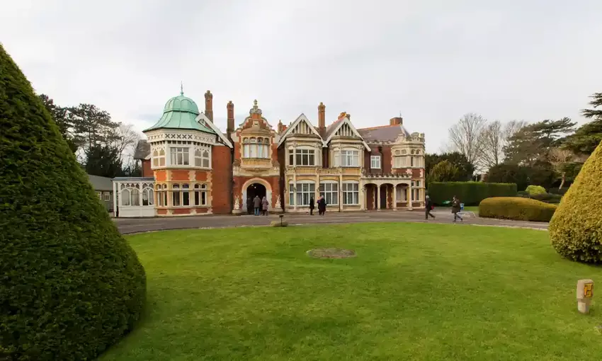 Het VK houdt een wereldwijde top over de risico's van kunstmatige intelligentie in Bletchley Park, waar in de Tweede Wereldoorlog de Duitse Enigma werd ontcijferd.