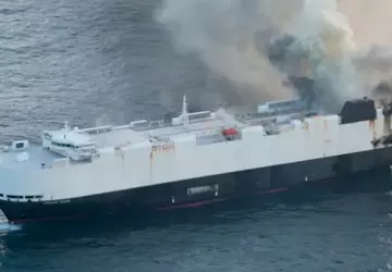 Een brandend schip vol auto's zonk ...
