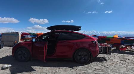 Een Tesla Model Y-eigenaar heeft een generator op zijn auto aangesloten voor een reis naar de Everest
