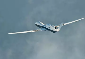 De eerste strategische MQ-4C Triton drone ...