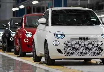 De eerste Fiat 500 Hybrid rolt ...