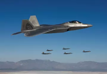 Amerikaanse F-22's en F-16's bij Alaska ...