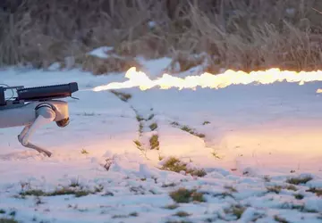 Een robothond met een vlammenwerper die ...