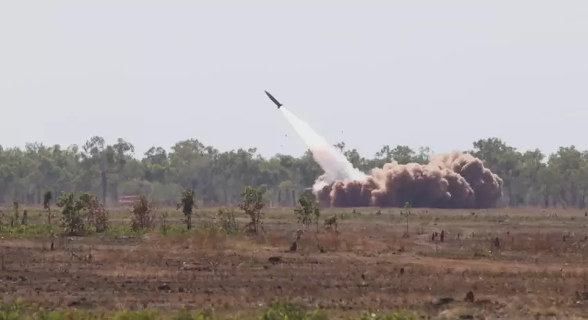 Australië heeft een zeer zeldzame video laten zien van de lancering van een MGM-140 ATACMS tactische ballistische raket met een maximaal lanceerbereik van 300 kilometer en een snelheid van 3.700 km/u.