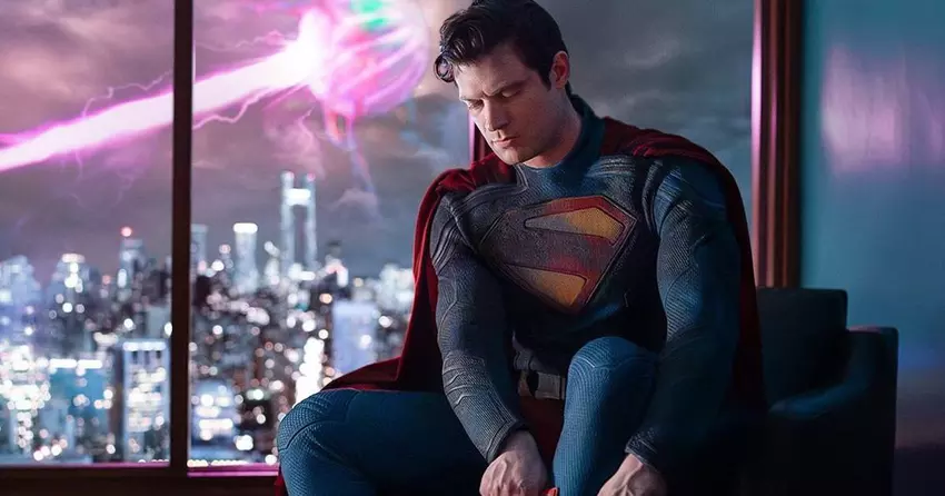 James Gunn onthult de eerste foto van David Corensworth als de nieuwe Superman: maar wat is dat mysterieuze wezen op de achtergrond?