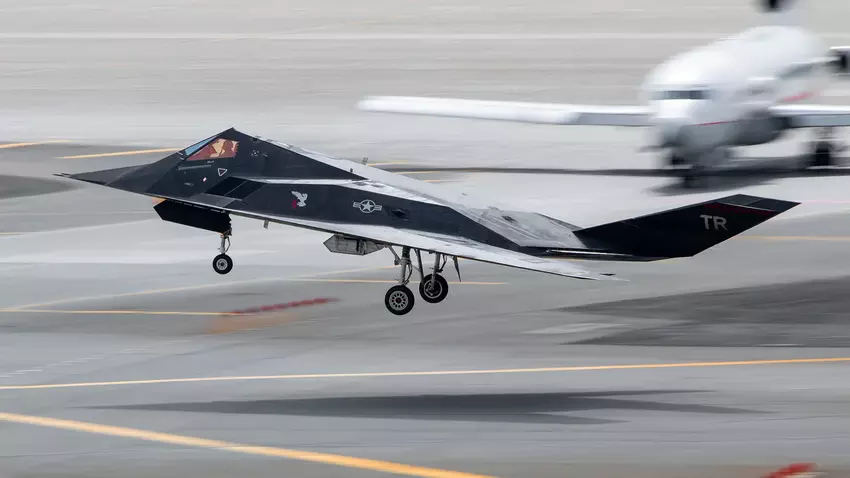 F-117 Nighthawk stealth vliegtuigen nemen voor het eerst sinds hun ontmanteling deel aan een oefening in Alaska.