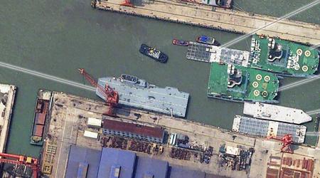 China bouwt in het geheim 's werelds eerste vliegdekschip voor drones (satellietfoto)