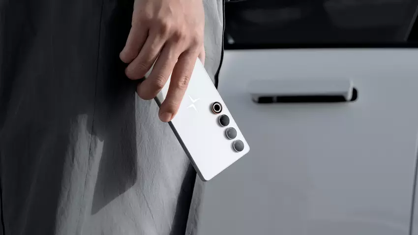 Polestar telefoon: 6,79-inch LTPO OLED-scherm, Snapdragon 8 Gen 3-chip, 1 TB opslag, IP68-bescherming en integratie met elektrische auto Polestar 4