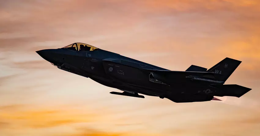 VS ontkent beschuldigingen van gevaarlijke tegenvluchten door F-35 Lightning II-gevechtsvliegtuigen van de vijfde generatie voor Russische Su-35 straaljagers