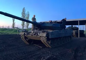 Duitse Leopard 2A6 tanks beschieten Russische ...