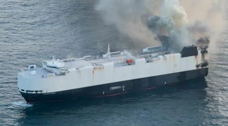 Een brandend schip vol auto's zonk in internationale wateren