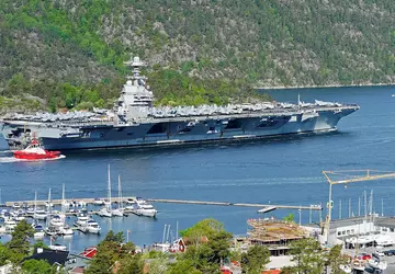 USS Gerald R. Ford brengt historisch ...