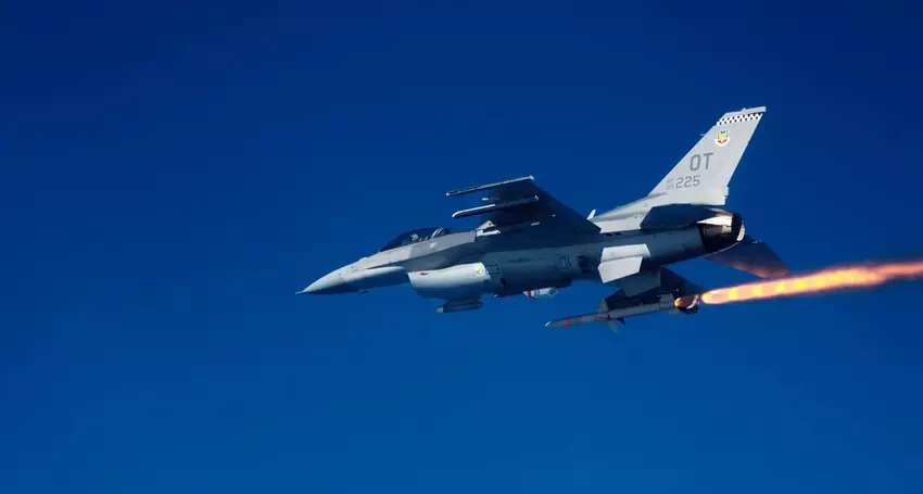 De levering van F-16 Fighting Falcon gevechtsvliegtuigen aan Vietnam zal de grootste wapenoverdracht in de geschiedenis zijn tussen de voormalige tegenstanders van de Koude Oorlog.
