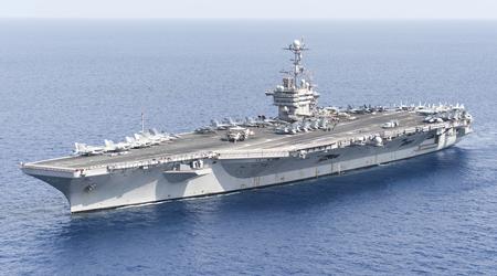 Een F/A-18E jachtvliegtuig crasht van het dek van de Harry S. Truman vliegdekschip in de zee