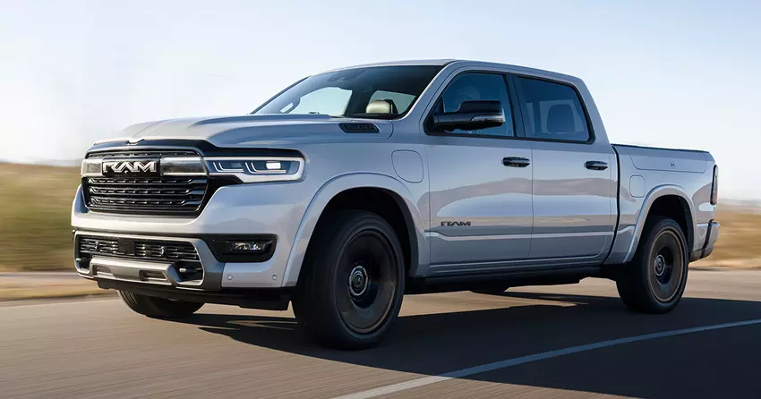 Stellantis heeft besloten om de benzine-elektrische Ram 1500 Ramcharger pick-up truck als eerste uit te brengen, terwijl de batterij-aangedreven Ram 1500 REV is uitgesteld tot 2026.