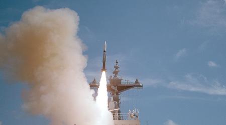 De Amerikaanse destroyer USS Carney gebruikte SM-2 onderscheppingsraketten om drie raketten en acht drones bij Jemen te vernietigen.