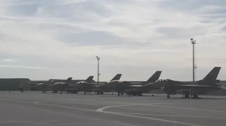 Nederlandse F-16AM/BM-gevechtsvliegtuigen van de vierde generatie zijn aangekomen in Roemenië voor training van Oekraïense piloten.
