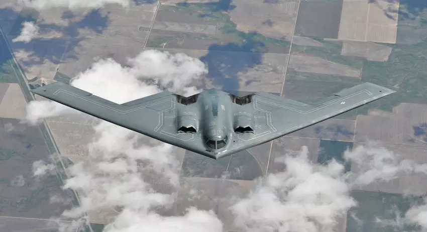 De B-2 Spirit nucleaire bommenwerper vierde de 34e verjaardag van zijn eerste officiële vlucht