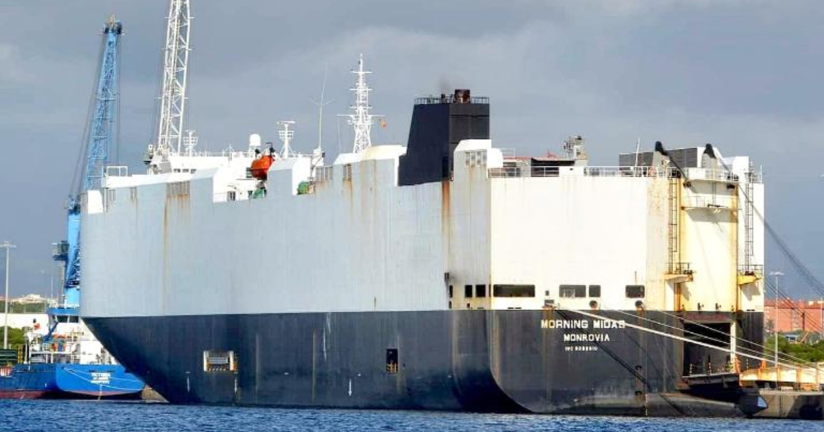 Een vrachtschip dat elektrische voertuigen vervoert, staat in brand in de Stille Oceaan Een vrachtschip dat elektrische voertuigen vervoert, staat in brand in de Stille Oceaan