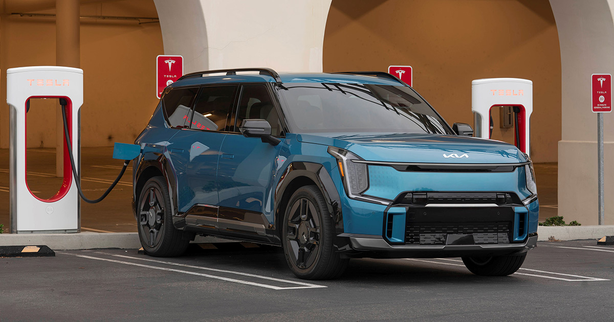Kia EV9 en Tesla Supercharger: nieuwe allianties in de wereld van elektrische auto's? Nieuwe Horizonten: Kia EV9 laadt op bij Tesla Supercharger