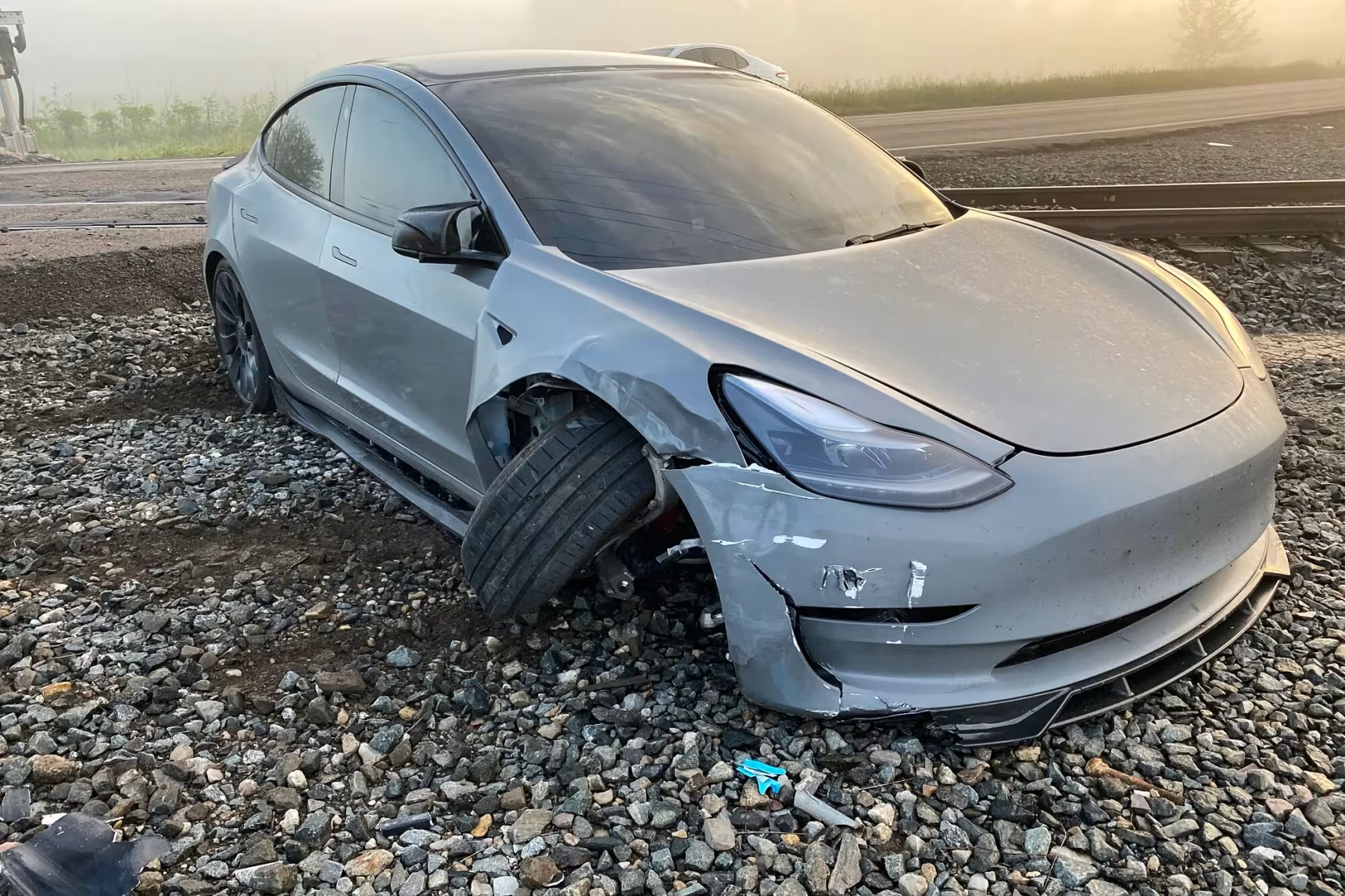 Een Tesla herkende in de zelfsturende modus een trein in de mist niet, wat een ongeluk veroorzaakte, maar zonder gewonden Een Tesla herkende in de zelfsturende modus een trein in de mist niet, wat een ongeluk veroorzaakte, maar zonder gewonden