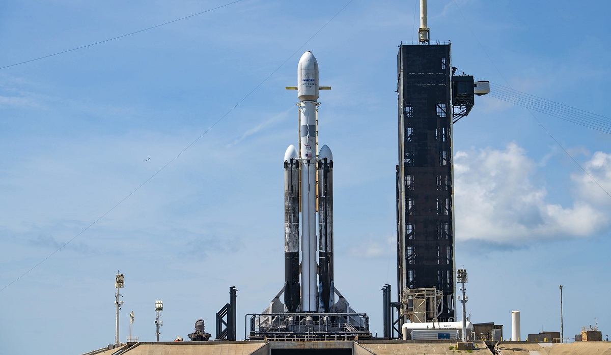 SpaceX slaagde er niet in 's werelds grootste satelliet de ruimte in te sturen en annuleerde de Falcon Heavy-lancering seconden voor de lancering. SpaceX slaagde er niet in 's werelds grootste satelliet de ruimte in te sturen en annuleerde de Falcon Heavy-lancering seconden voor de lancering.