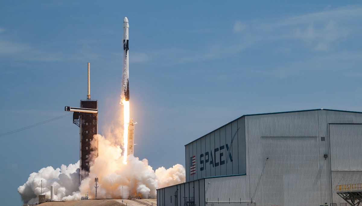 SpaceX stuurt Cargo Dragon met proviand en onderzoeksapparatuur in een baan om de aarde SpaceX stuurt Cargo Dragon met proviand en onderzoeksapparatuur in een baan om de aarde