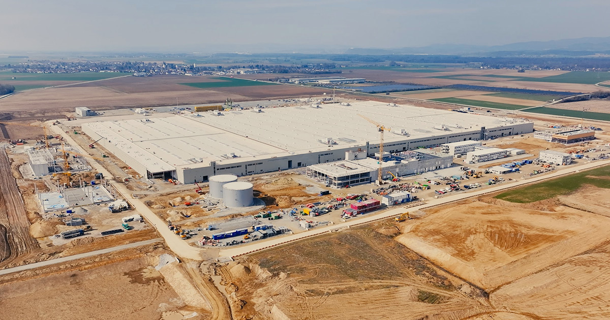 Indrukwekkend beeldmateriaal van de bouw van BMW's batterijfabriek BMW's toekomstige fabriek in Irlbach: Een videorondleiding over de bouwplaats