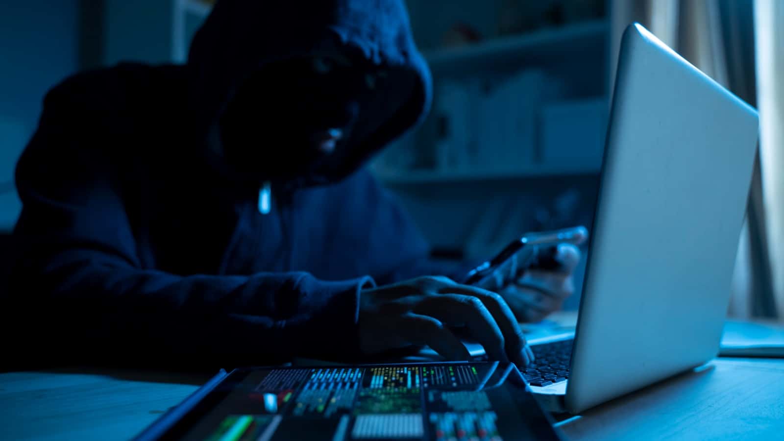 Visuele code: waarom het belangrijk is om hackers weer te geven De mythe ontkracht: De geschiedenis van hackerafbeeldingen in de media