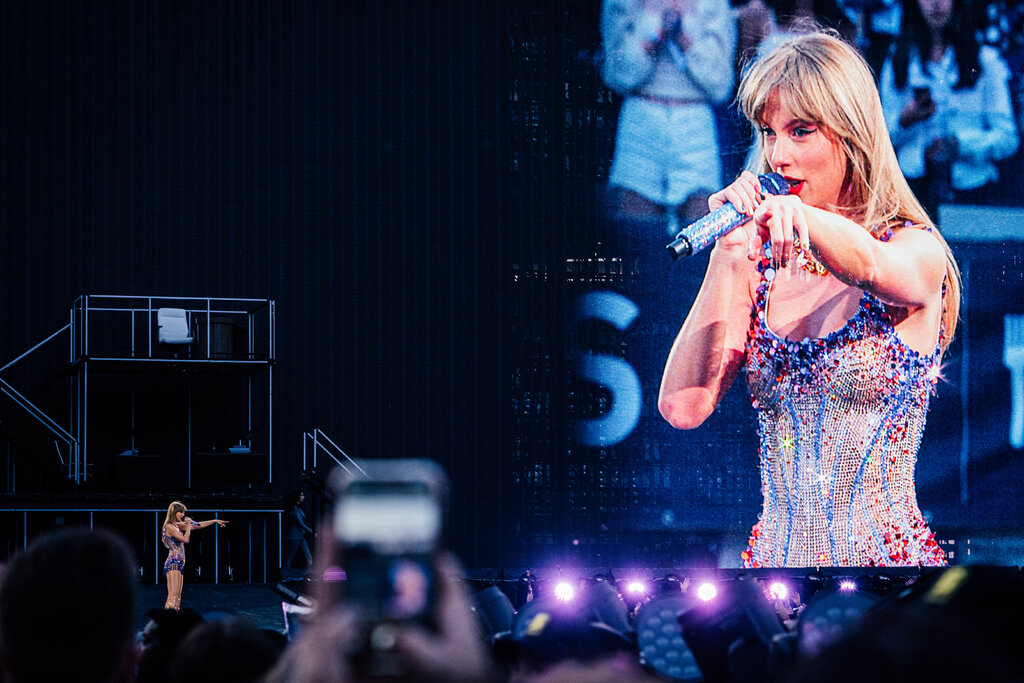Oplichters maakten een deepfake van Taylor Swift die 'gratis' luxe serviesgoedsets weggeeft Oplichters maakten een deepfake van Taylor Swift die 'gratis' luxe serviesgoedsets weggeeft