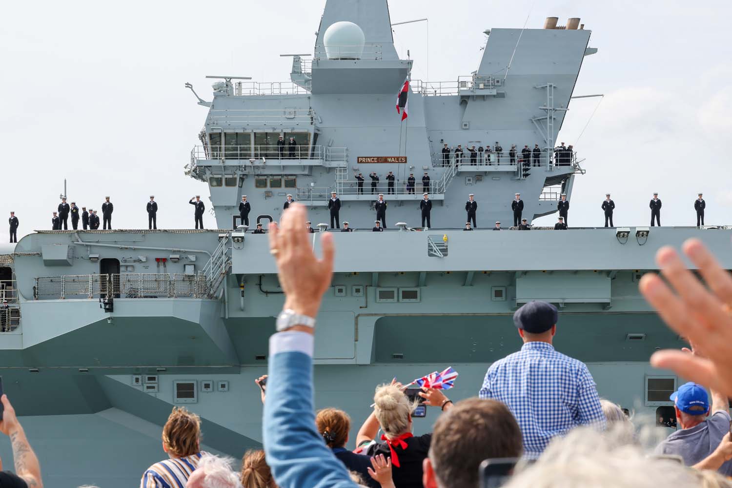 De 3,85 miljard dollar kostende HMS Prince of Wales is vertrokken naar de VS - het grootste vliegdekschip van Groot-Brittannië krijgt F-35B-gevechtsvliegtuigen, MV-22 cabrioletvliegtuigen en drones. De 3,85 miljard dollar kostende HMS Prince of Wales is vertrokken naar de VS - het grootste vliegdekschip van Groot-Brittannië krijgt F-35B-gevechtsvliegtuigen, MV-22 cabrioletvliegtuigen en drones.