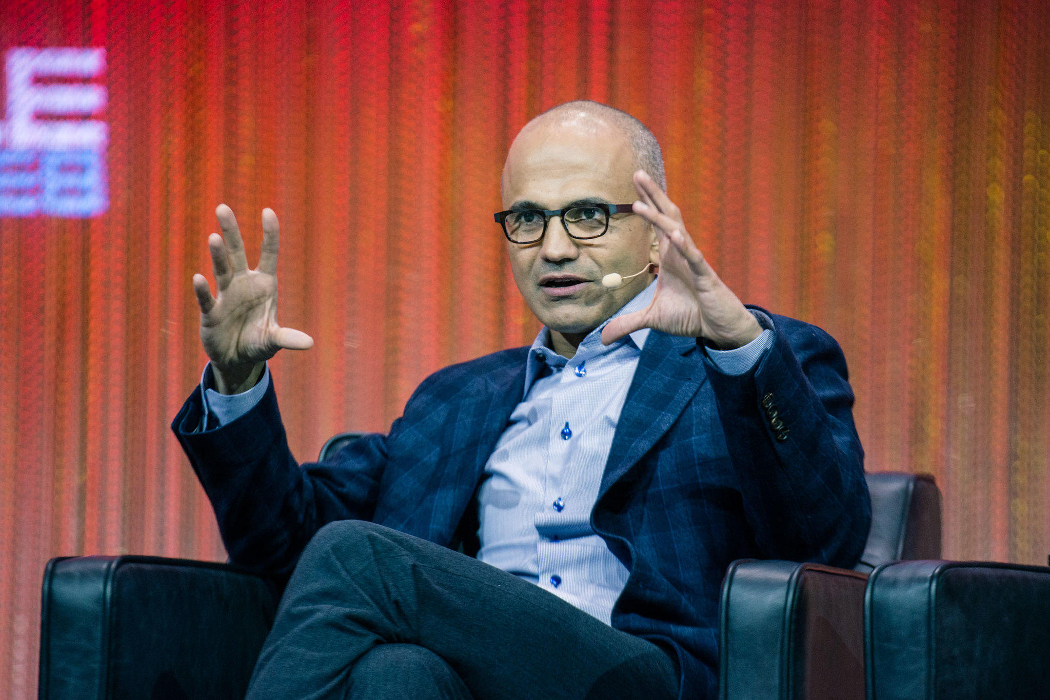 Microsoft-chef dringt er bij bedrijven en overheden op aan om samen te werken aan veilige AI Microsoft-chef dringt er bij bedrijven en overheden op aan om samen te werken aan veilige AI