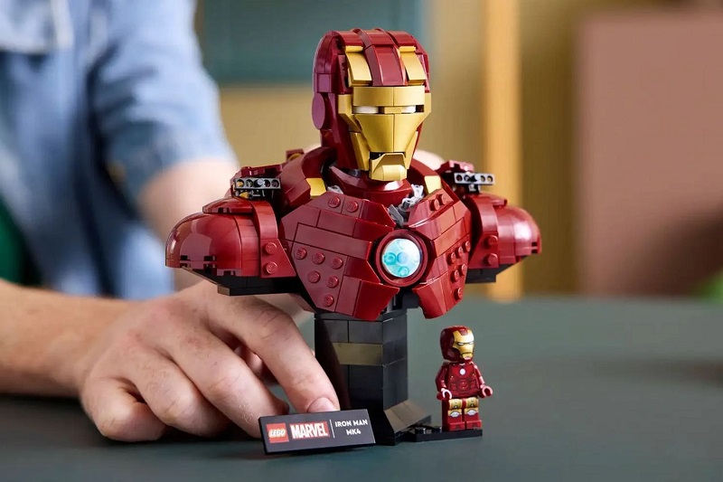 LEGO Iron Man mini bust. LEGO Iron Man mini bust.