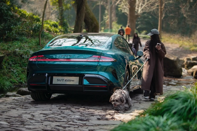 Xiaomi SU7 Ultra elektrische auto in luxe smaragdgroene kleur Xiaomi SU7 Ultra elektrische auto in luxe smaragdgroene kleur