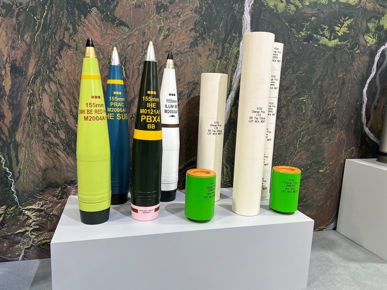 155 mm granaten en explosieve ladingen