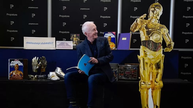 Het hoofd van C-3PO uit de Star Wars filmsaga is op een veiling verkocht voor 843.000 dollar. Acteur Anthony Daniels, die de rol van de droid speelde, deed afstand van een verzameling iconische rekwisieten-2 Het hoofd van C-3PO uit de Star Wars filmsaga is op een veiling verkocht voor 843.000 dollar. Acteur Anthony Daniels, die de rol van de droid speelde, deed afstand van een verzameling iconische rekwisieten-2