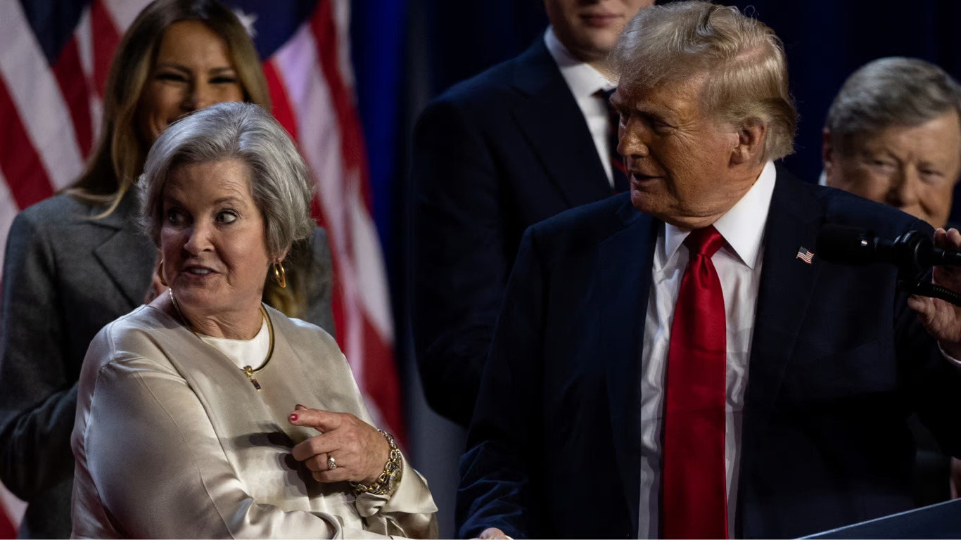 Donald Trump schudt handen met zijn senior adviseur Susie Wiles