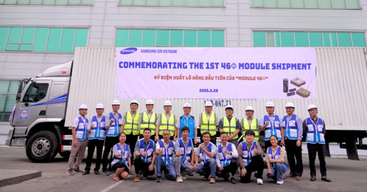 Medewerkers van Samsung SDI bij de uitreiking van de eerste 46-serie modules