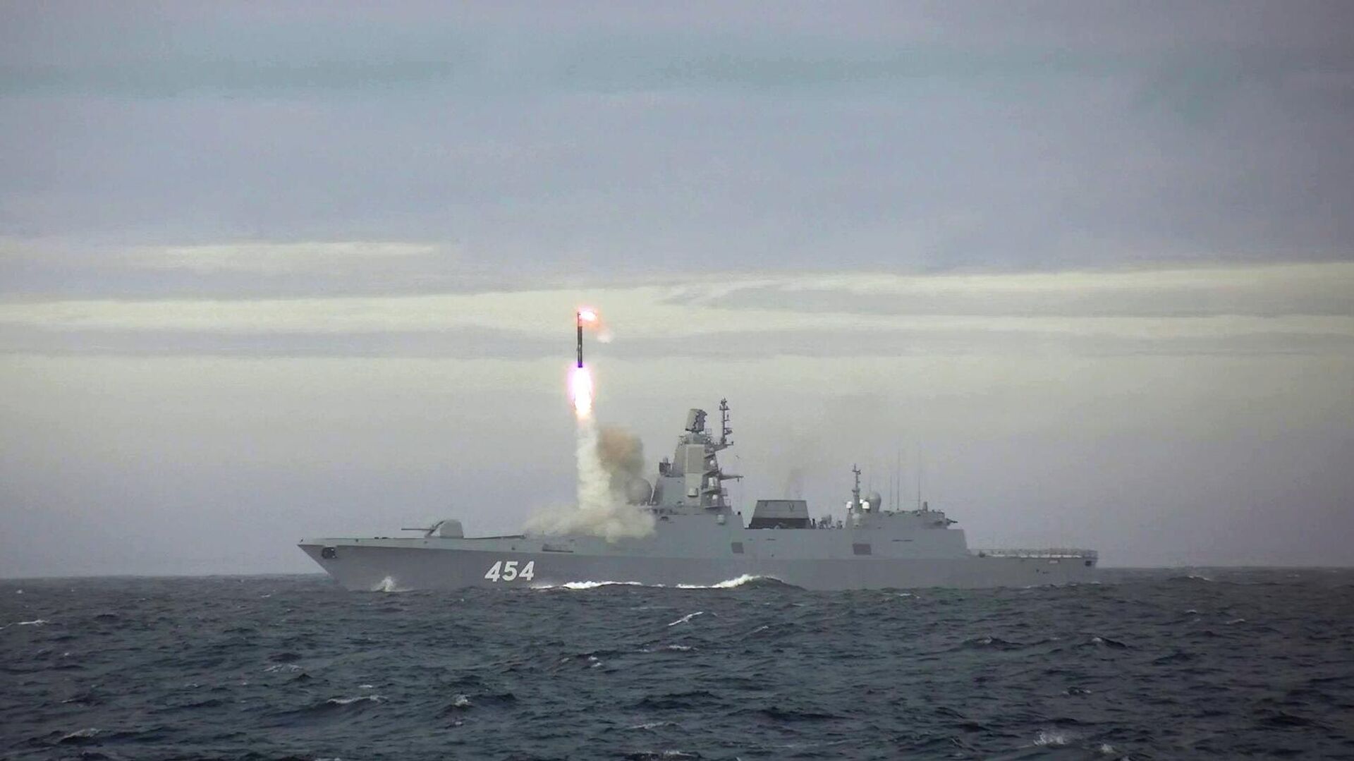 De Russische marine zal de nucleair aangedreven Yasen-M-klasse onderzeeërs uitrusten met hypersonische Zirkon-kruisraketten met een lanceerbereik tot 1.000 kilometer en een maximumsnelheid van meer dan 11.000 km/u. De Russische marine zal de nucleair aangedreven Yasen-M-klasse onderzeeërs uitrusten met hypersonische Zirkon-kruisraketten met een lanceerbereik tot 1.000 kilometer en een maximumsnelheid van meer dan 11.000 km/u.
