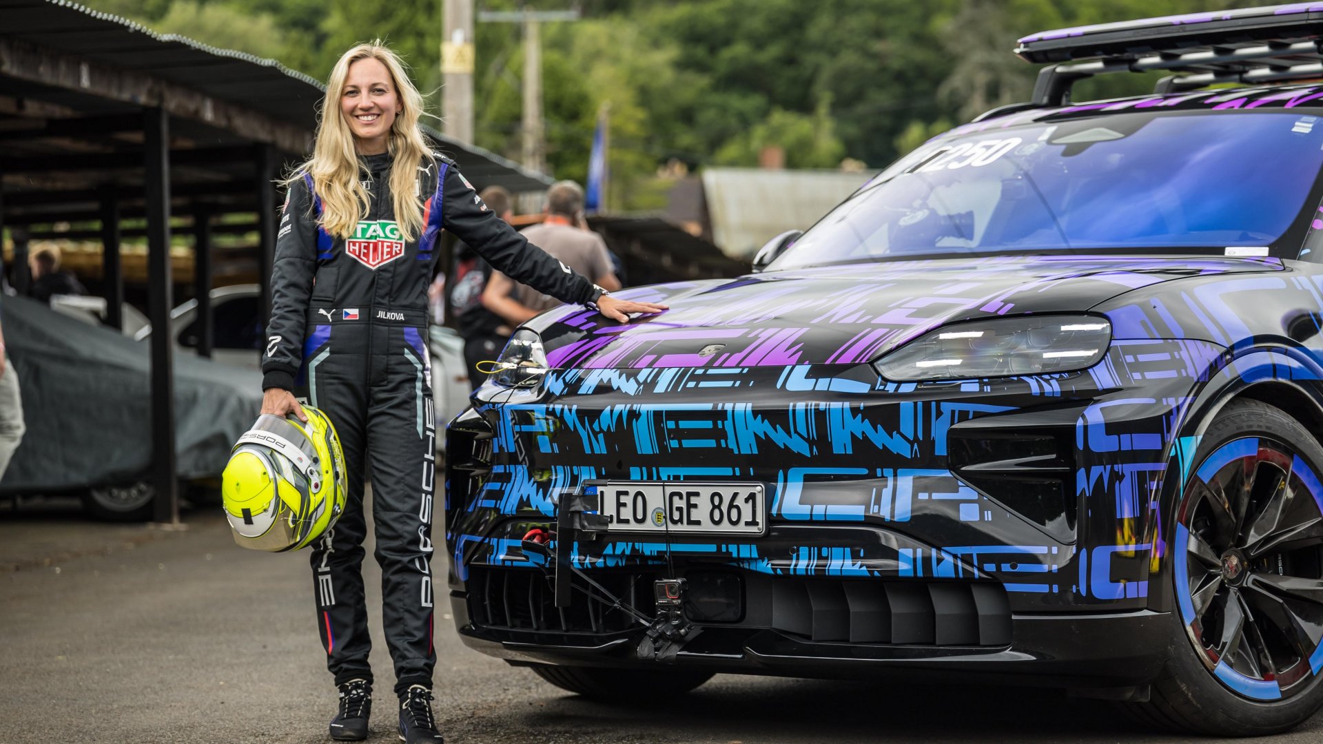 De eerste volledig elektrische Porsche Cayenne op het Shelsley Walsh circuit