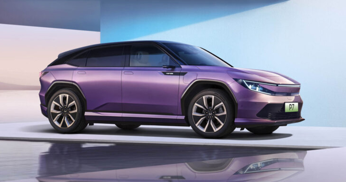Honda P7 met de stad als achtergrond Honda P7 met de stad als achtergrond